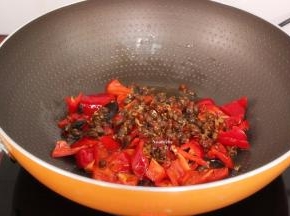 加入腊八豆继续煸香；