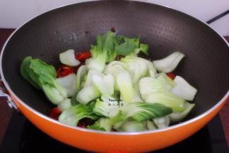 把洗净的上海青倒入，大火爆炒至熟；
