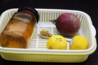 准备食材：柠檬、百香果、桂花、蜂蜜；