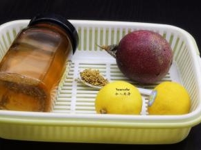 准备食材：柠檬、百香果、桂花、蜂蜜；
