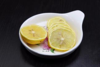 柠檬用盐洗净外皮，切片