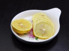 柠檬用盐洗净外皮，切片