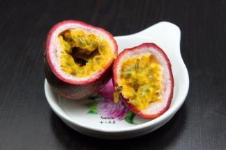 百香果中间切开，用勺子挖出籽和果肉；