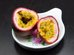 百香果中间切开，用勺子挖出籽和果肉；
