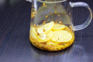 桂花用温水冲泡，倒掉水，加入切好的柠檬片和百香果果肉；PS：建议用陶瓷或玻璃 壶或杯子