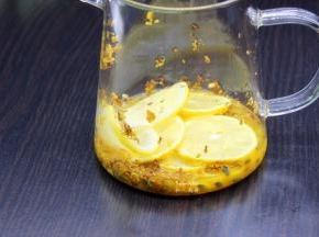 桂花用温水冲泡，倒掉水，加入切好的柠檬片和百香果果肉；PS：建议用陶瓷或玻璃 壶或杯子