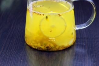 清水煮沸，倒入壶中，盖上盖子焖30分钟；