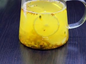 清水煮沸，倒入壶中，盖上盖子焖30分钟；