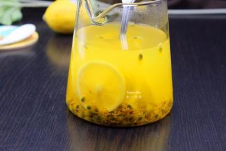 水温在35°左右加入蜂蜜拌均即可饮用。