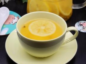 如果喝冰饮的，放入冰箱，喝之前加入蜂蜜即可。
