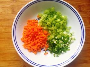 将西芹和胡萝卜切丁，香葱切碎。
