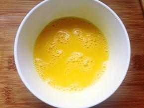 将鸡蛋敲入碗里，用筷子打散备用。