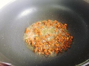 接着锅里再倒入少许油，烧至五成热后开小火将牛肉煸香，盛入碗里备用。