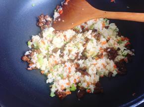 将牛肉加入米饭里翻炒。