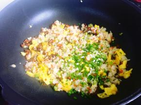 最后加入鸡蛋碎、少许盐和胡椒粉翻炒几下，撒上少许鸡精和少许葱花炒匀即可出锅。