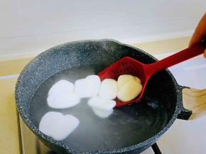 很快，年糕片就飘起来了，关火，捞出。