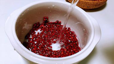 红豆冲洗干净，一次加足水，电炖盅煮二个小时。
