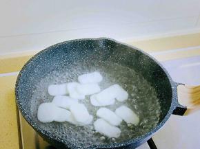 水开后年糕入锅。