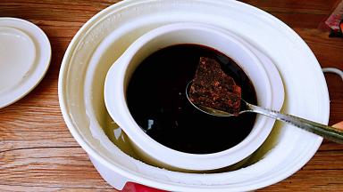 加入老红糖块再焖三十分钟至溶化。