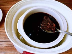 加入老红糖块再焖三十分钟至溶化。
