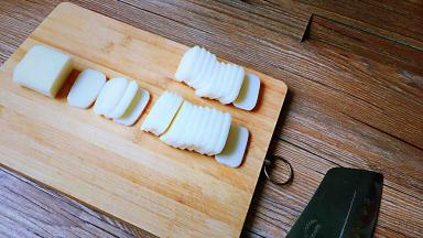 年糕切2毫米厚片。