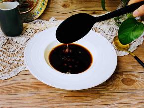 先将红豆汤盛入汤盘中。