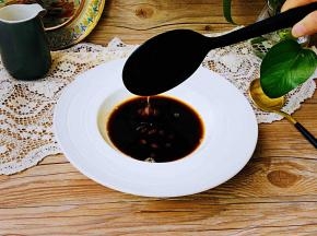 先将红豆汤盛入汤盘中。