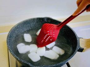 需要常常搅拌一下，年糕很粘，容易黏在锅底。