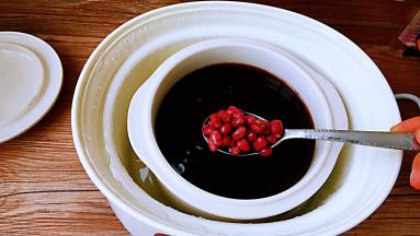 红豆煮到颗颗饱满，红亮。