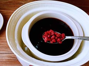 红豆煮到颗颗饱满，红亮。