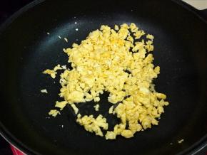 放入锅中炒成小块备用