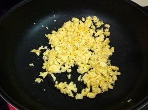 放入锅中炒成小块备用