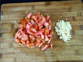 西红柿切块，蒜子切未