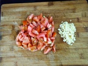 西红柿切块，蒜子切未