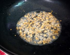 小火煸至金黄