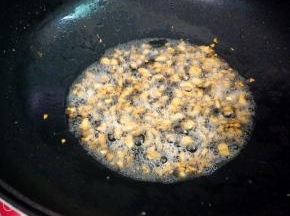 小火煸至金黄