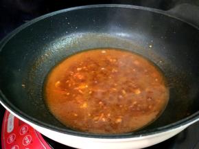 下生抽小火炒至崩锅，盛出
