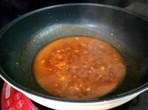 下生抽小火炒至崩锅，盛出