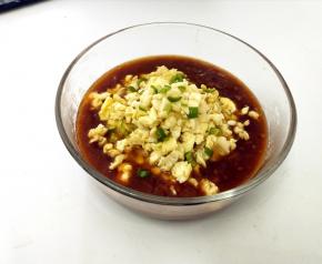 加入鸡蛋，剩余的蒜未，少许香油拌匀，卤汁就好啦