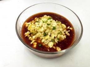 加入鸡蛋，剩余的蒜未，少许香油拌匀，卤汁就好啦