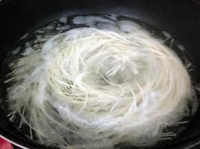 面条放已开的水中煮至成熟，期间点两次凉水，捞出放入碗里，
