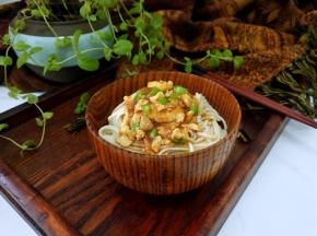 淋上卤汁拌匀即可