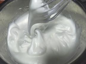 分三次加入细砂糖，打蛋器打发至湿性发泡，烤箱预热160度