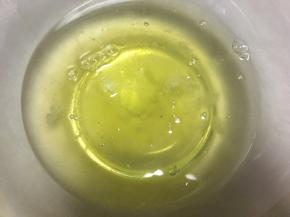 蛋白加一小撮盐跟几滴柠檬汁