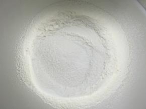 低筋面粉先过筛至干净的容器内备用