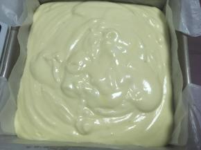 将翻拌均匀的面糊倒入模具内，用刮刀将表明刮平正