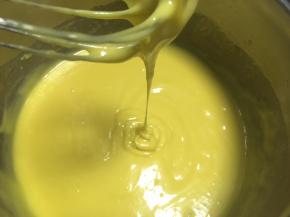 用蛋抽搅拌均匀，面糊顺滑