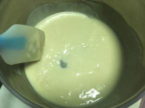 用刮刀搅拌均匀，无面粉颗粒