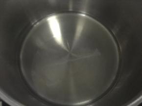 玉米油小火加热至玉米油有点冒泡