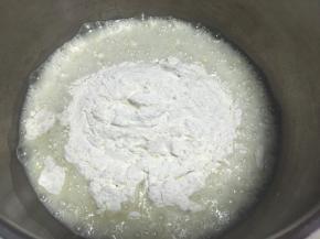 趁热加入过筛一遍的低筋面粉